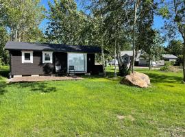 Stuga med panoramafönster över åker, paradis för fågelskådare och vandrare, självstäd efter besök, casa rústica em Kastlösa