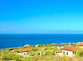 VillaDelSol-Ocean Front Resort-Pool-up to 8 Guests-Walk to the Beach, hotel v destinaci Willibrordus
