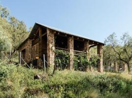 Stone cottage in Haarties, hotel cerca de Lesedi Cultural Village, Kalkheuvel