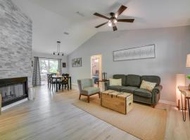 Tallahassee Home with Private Deck 4 Mi to Downtown: Tallahassee şehrinde bir otel