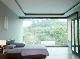 Tropical Bliss Villa by The Feelas, hotel com piscina em Bandung