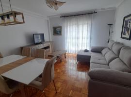 APARTAMENTO EN CANDAS CON GARAJE, chỗ nghỉ tự nấu nướng ở Candás