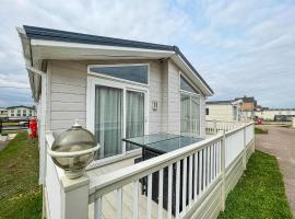 Luxury Platinum Lodge At Suffolk Sands Holiday Park Ref 45009mv, ξενοδοχείο σε Felixstowe