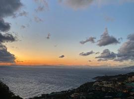 Suggestivo appartamento vista mare in palazzo del'400, strandleiga í Massa Lubrense