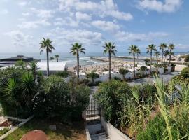 LA VILLA fronte SPIAGGIA BANDIERA BLU, family hotel in Sperlonga