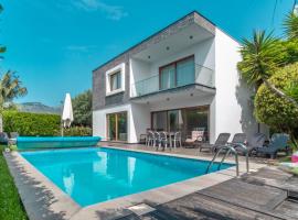 Star Villa with private heated pool in funchal, hotel con estacionamiento en Funchal