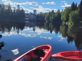Le Jasmin chalet complet Rivière Kayak Nature, feriebolig i Saint-Paulin