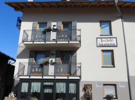 Aparthotel Dolomites Living&Relax: Commezzadura'da bir jakuzili otel