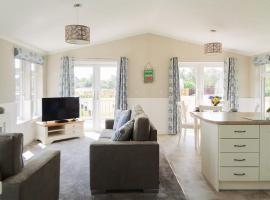 Otters Mead Boutique Lodges, holiday park in Beetley
