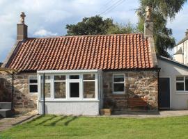 Carpenters Cottage- coastal stay with garden, Hotel in Pittenweem