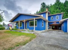 Cozy Washington Retreat with Deck, Walk to Beach!