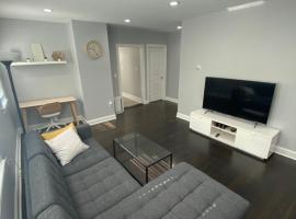 Luxury 3 bdr apt with backyard and off-street parking, hotell i nærheten av Boston College i Watertown