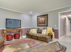 Edmond Home Near Colleges, Lakes, and Shopping!, hotel in Edmond