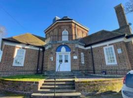 Rarefind C.19th Loft with balcony.NEC/BHX 10 mins., hotel barato en Coleshill