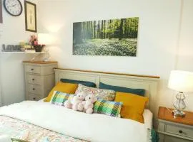 Apartment - Sleeps 5 & On-site Parking