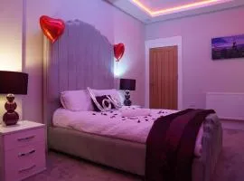 1 Bed Flat - Sleeps 2 - Hot Tub - Parking - Wifi