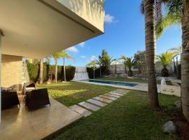 Luxury Villa Oasis, Bouznika Bay, hotell i Bouznika