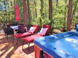 Four Seasons Getaway-with Hot Tub, Next to Village and Hiking Trailhead – domek wiejski w mieście Big Bear Lake