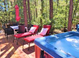 Four Seasons Getaway-Private Hot Spa with Pine Tree Views-Walk to Village and Pineknot Trailhead-Plus King Bed!, hotel spa en Big Bear Lake