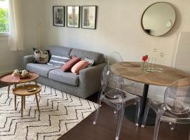 50 m2 T2 au calme, lumineux, confortable, cosy, climatis&eacute;, privatif avec parking gratuit et terrasse