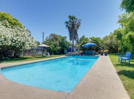 Family Home with Pool about 7 Mi to Downtown Sacramento!、サクラメントのコテージ