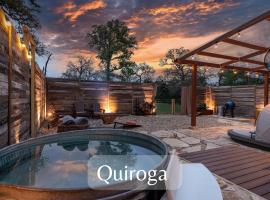 Romantic Tiny Luxury Retreat w sauna, heated pool n outdoor shower in Wimberley 10 acres, hotel u gradu 'Wimberley'