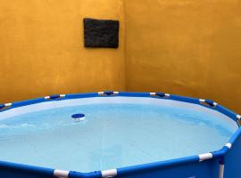 Tradicional Casa Canaria con piscina y vistas al Teide, vilă din Icod de los Vinos