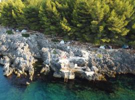 Pine Side Camp, hotel in Himare