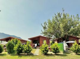 Hurmalık Apart Evleri-Very Close to the Sea Large Garden Bungalow with Barbecue and Swing, hotel in Karaoz