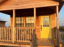 Yellow Rose Cabin, chalet i Hye