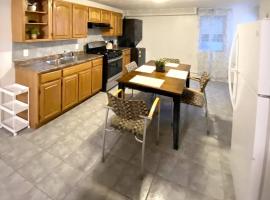 Glorious Suite near Downtown with washer/dryer, alojamento na praia em Gloucester
