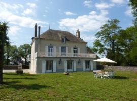 Gîte Mauriac, 7 pièces, 12 personnes - FR-1-742-120, feriebolig i Mauriac