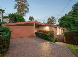 Large unique architect designed home, hotel v destinaci Ringwood