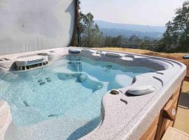Elements Suite Hot Tub BBQ Pet Friendly, villa i Coarsegold
