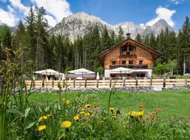 Enzianhütte: San Giuseppe in Anterselva'da bir otoparklı otel