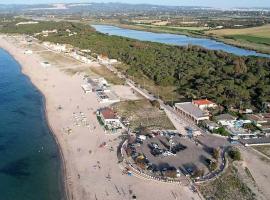 Sorso, 18km di spiagge low-cost, hotel v destinaci Sorso