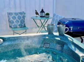 Quail Suite HOT TUB BBQ Sleeps 2, βίλα σε Ahwahnee