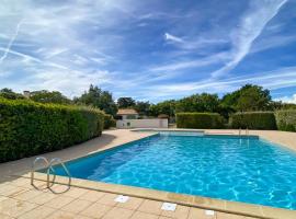 Petite location dans résidence avec piscine et terrains de tennis, rumah kotej di La Couarde-sur-Mer