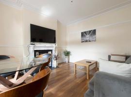 4 Bed House in Abbeywood 7 beds sleeps 10 mins walk to Abbeywood station., hotel in Abbey Wood