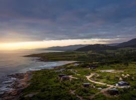 Little Beach Resort, hotel con alberca en Four Mile Creek