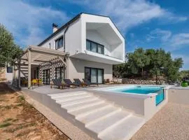New Luxury Family Villa Lun, 5-stars, 4 double bedrooms, pool