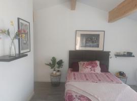 Chambre à 20 minutes de bordeaux et en lisière de forêt, cheap hotel in Marcamps