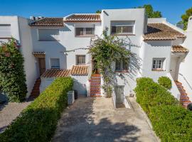 Villa Blanca situated in a Luxurious Spa Resort, cabana o cottage a Xàbia