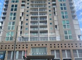 Embassy apartment free parking, hotel in Adelaide