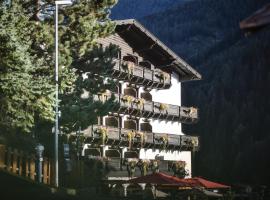 Berghotel Basur - Das Schihotel am Arlberg, hotel de 4 estrellas en Flirsch
