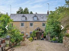 Luxury Country Cottage With A View, hotel with parking in Enstone