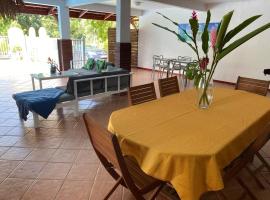 Douceur des Hauteurs bas de villa, piscine privée, hotel v destinaci Sainte-Luce