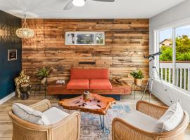 Mile to Beach! Private, Family & Pet Friendly Oasis! Pool Table & Hot tub!, nhà nghỉ dưỡng ở Oceanside