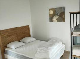 Cozy & charming room in a shared apartment near Paris, жилье для отдыха в городе Безон