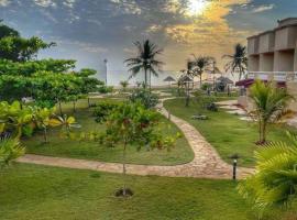فندق حدائق فرسان الفندقية, beach hotel in Ḩumr